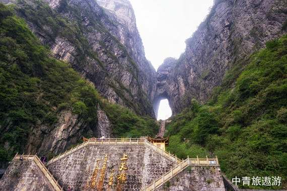 湖南當(dāng)?shù)?日游【張家界森林公園+魅力湘西+黃龍洞+天門山+芙蓉鎮(zhèn)+鳳凰古城+土司王府】張家界進(jìn)出